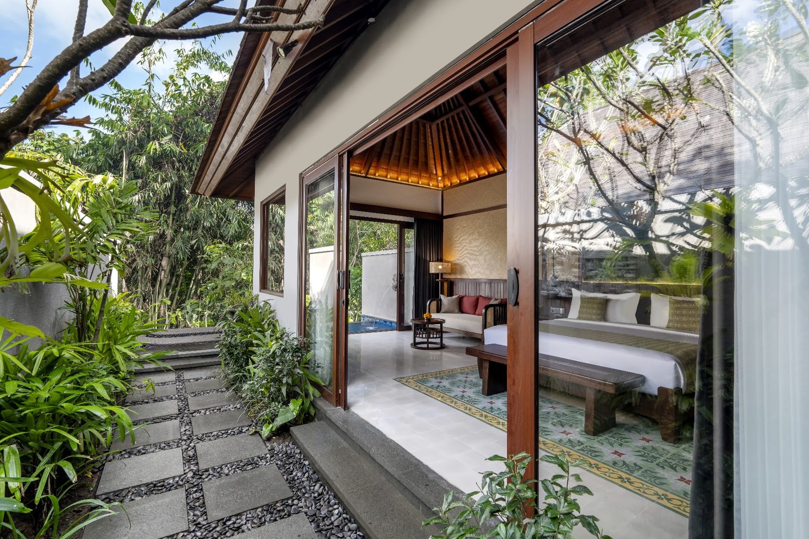 Jungle View Pool Villa: garden path