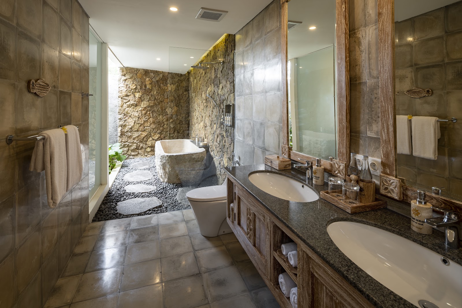 Küvet ve çift lavabolu banyo