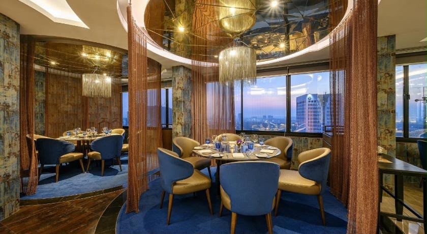 Şehir manzaralı, avizeli restoran salonu