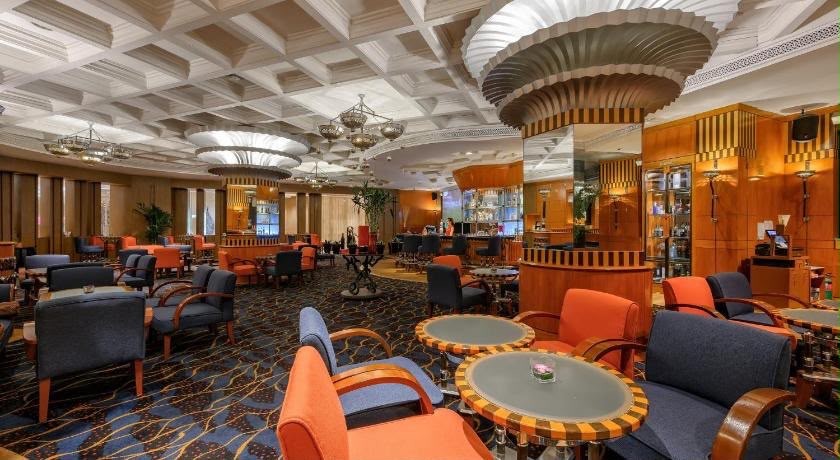 Renkli koltuklarla döşenmiş lounge