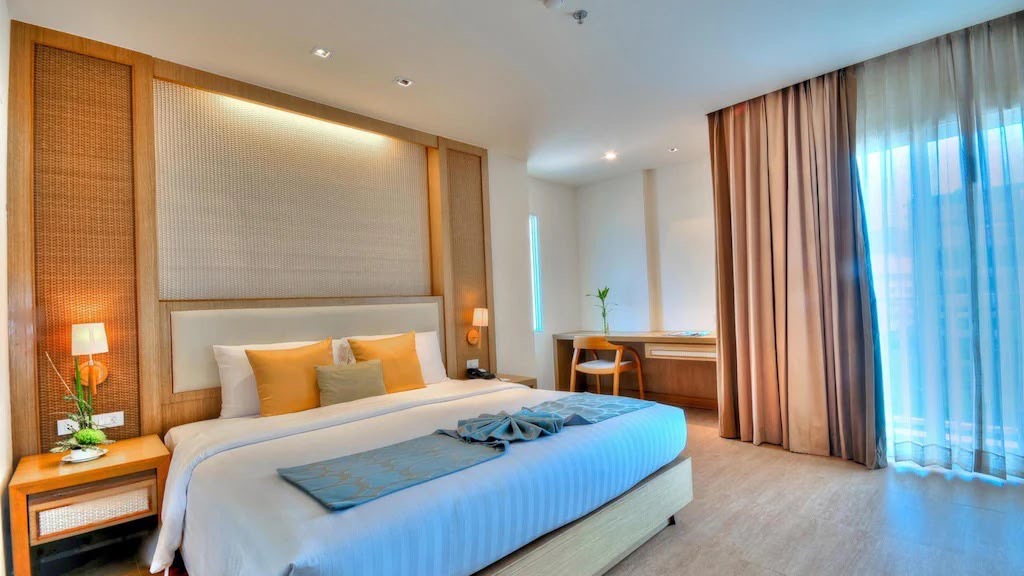 Otel odası ve pencere kenarındaki çalışma alanı