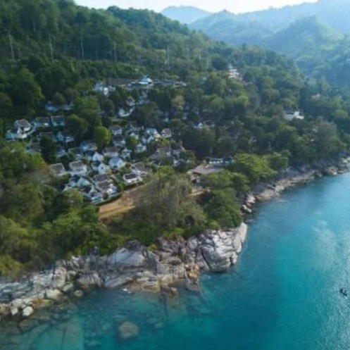Kıyı boyunca uzanan otel binaları ve deniz