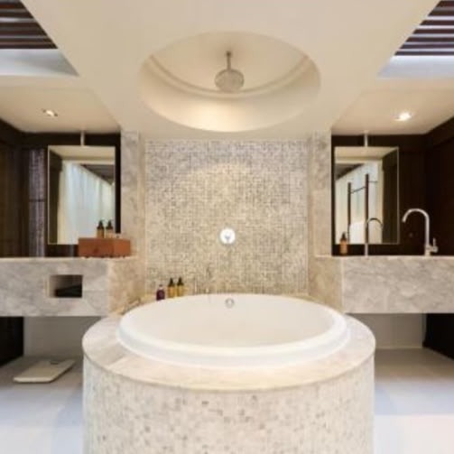 Yuvarlak küvetli banyo