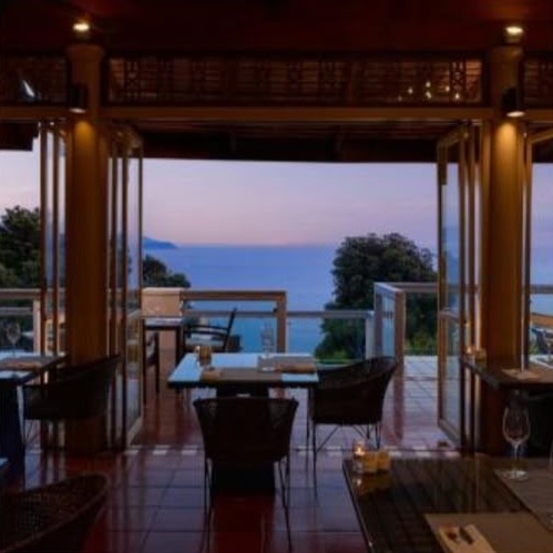 Gün batımında deniz manzaralı restoran