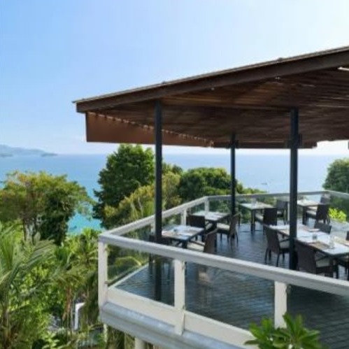 Ağaçların üzerindeki restoran terası