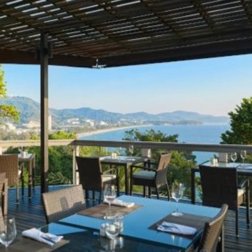 Koy manzaralı restoran terası